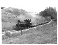 Damplokomotiv XXIXb nr. 7 PRYDZ med blandet tog i nærheten a