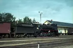 Damplokomotiv type 26c 434 med sydgående godstog på Røros st