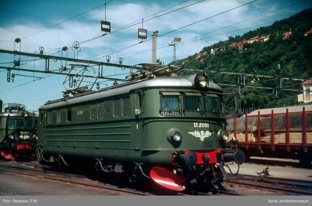 Elektrisk lokomotiv El 11 2091 på Bergen stasjon