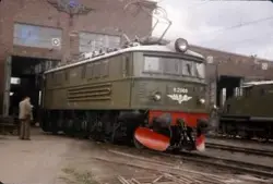 Elektrisk lokomotiv El 8 2068 utenfor lokomotivstallen på Su