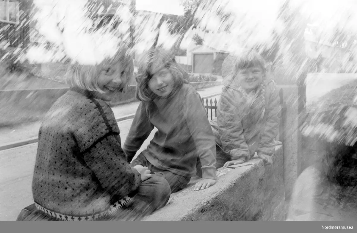Tre unge piker. Kristiansund? Fra Romsdalspostens arkiv.