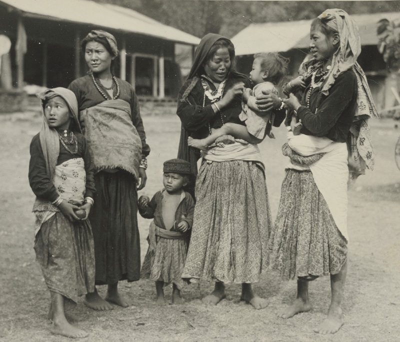 Gruppe med kvinner og barn. Sikkim ca 1932.  Fotografi tatt i forbindelse med Elisabeth Meyers reise til India 1932-33.