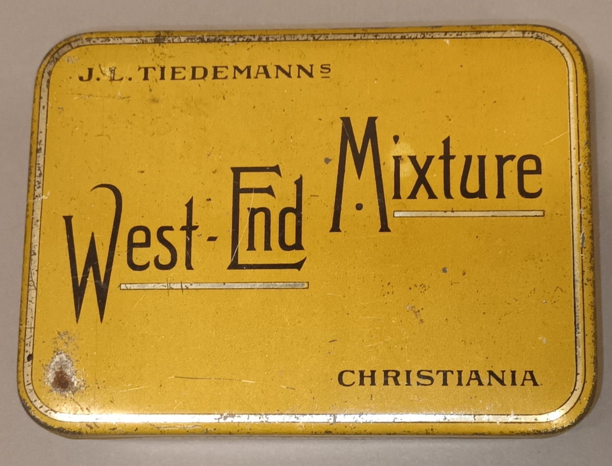 Strenger til hardingfele, nokre i sen andre i metall. Ligg i metalleske merka "J.L. Tiedemanns West-End-Mixture Chria."