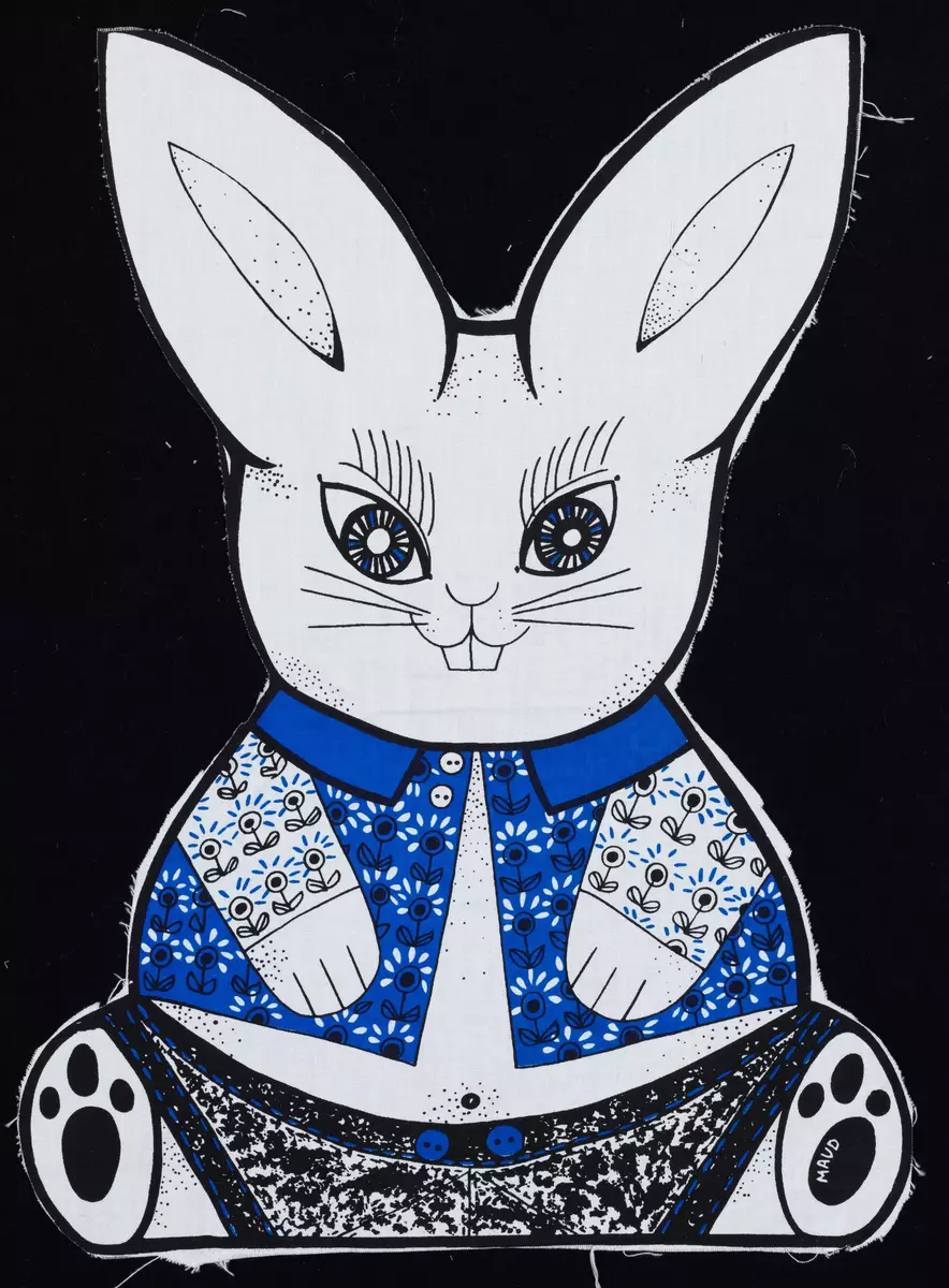 Tre utklippta textilier i olika färgställningar. Mönster med en sittande kanin klädd i tröja och byxor.

Tänkt till kudd-djur.