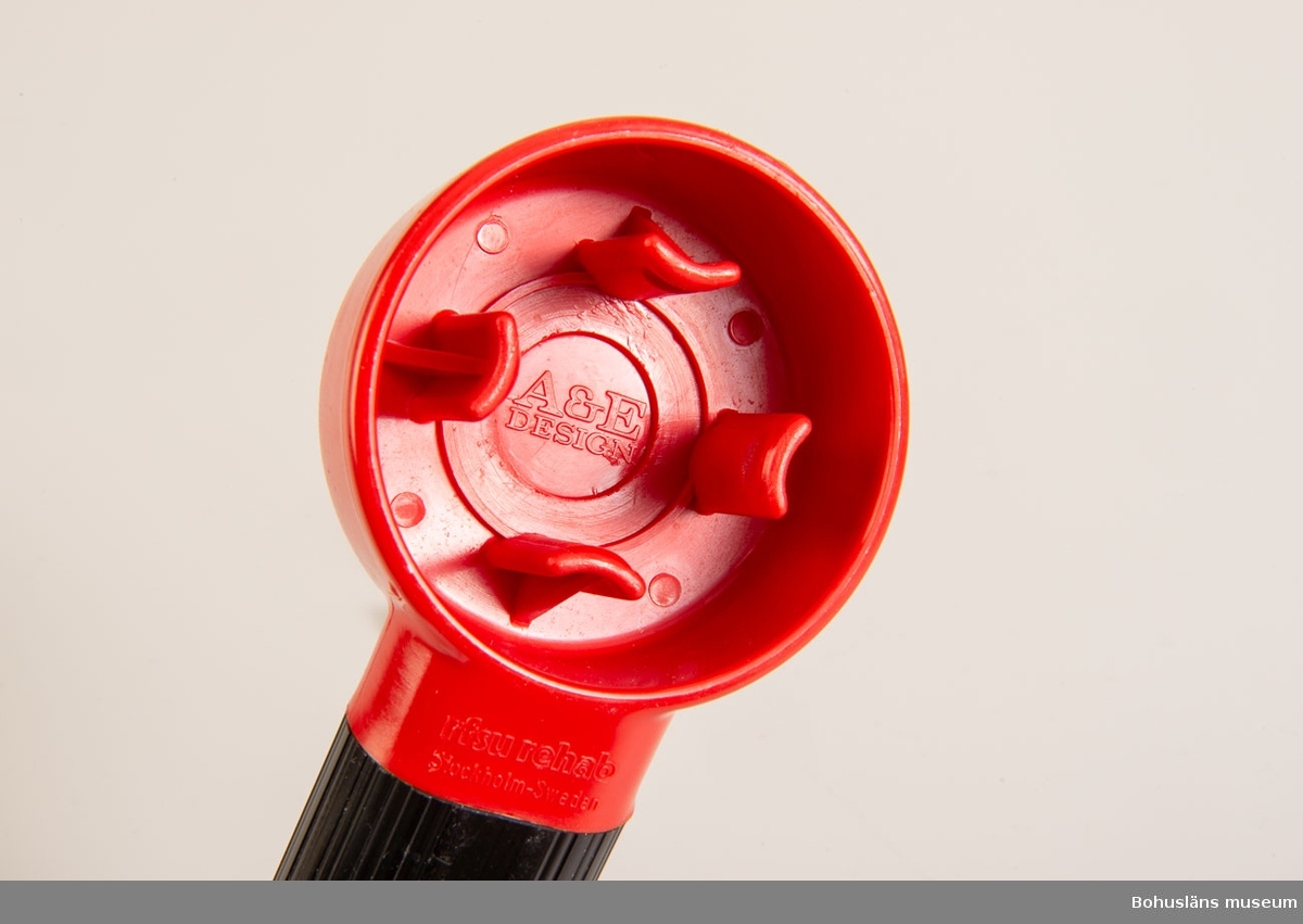 Kranöppare "Handy". Vridhuvud i röd ABS-plast. Skaftet rakt med oval profil och raka längsgående greppvänliga refflor.