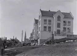 Det gamle og det nye bygget på Breidablikk skole, Haugesund.