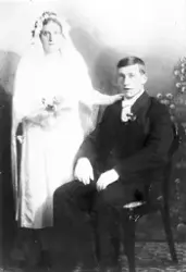Brudebilde av Kristine Sørensen, f.1900 i Steinfjord og Oska