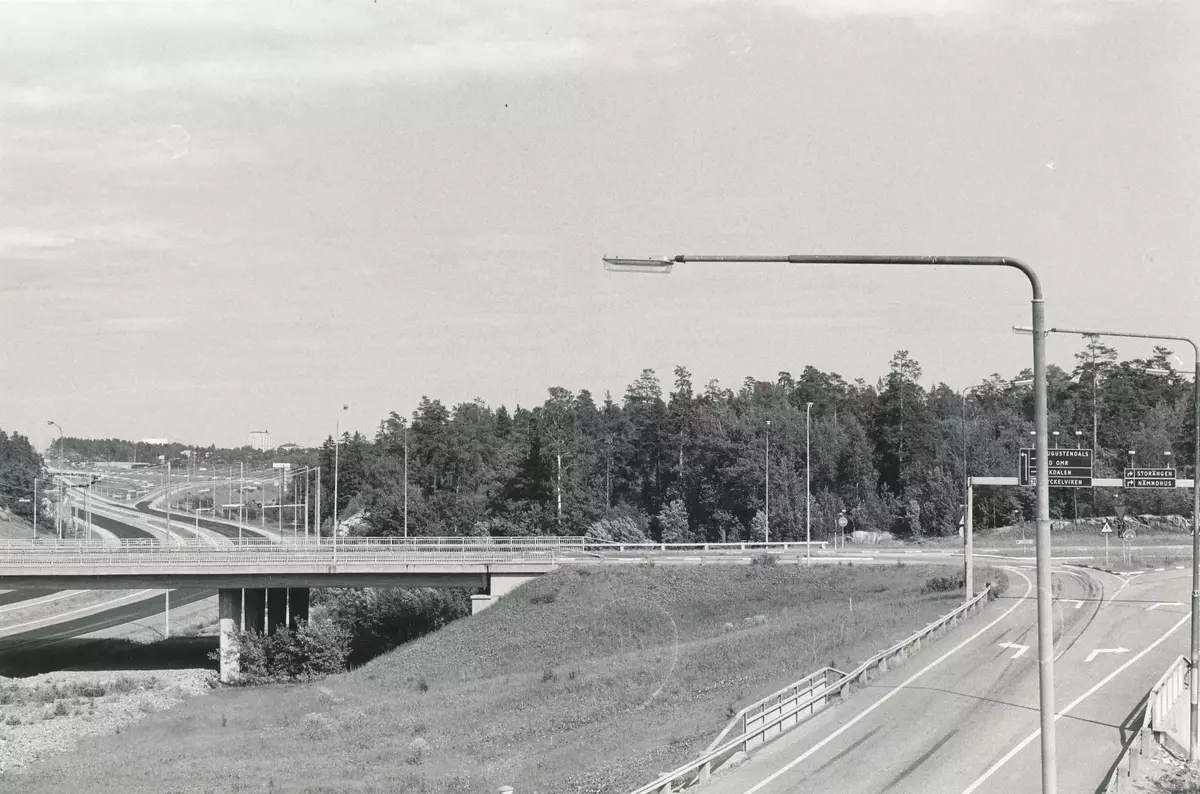 Uppfarten Från Motorvägen Väg 222 Med Vikdalsvägen Korsande Rakt Fram I Bild Där Skogen är 9632