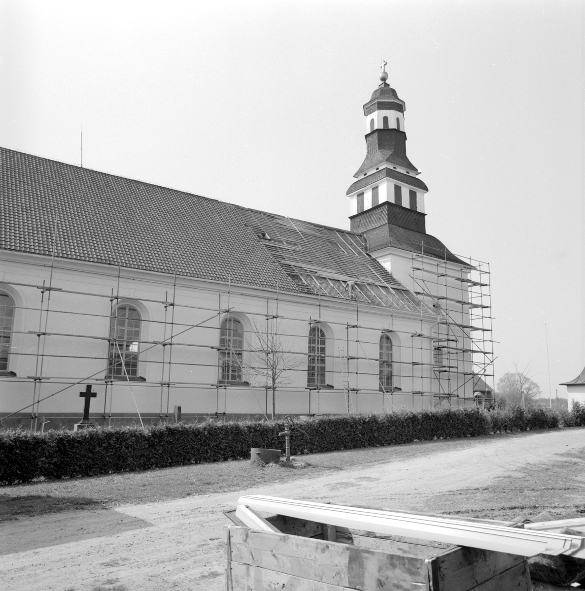 Under året 1981 genomfördes takarbeten på Nykils kyrka. Det stora arbetet gällde ny tegelbeklädnad på kyrkans långhustak men även viss putsrenovering.