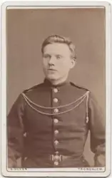 Portrett av en ung mann i uniform. Halvfigur. Ludvig Johanse