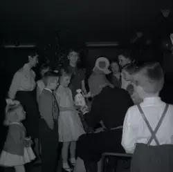 Besøk av julenissen i 1957