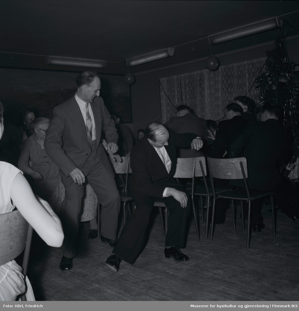 Det blir turbulent på juletrefest til den katolske menigheten i Hammerfest i 1957 når de voksne deltar i stolleken, også kjent som "Reisen til Jerusalem".  Stemningen er god og mange ler. Rommet er pyntet med luftballonger.