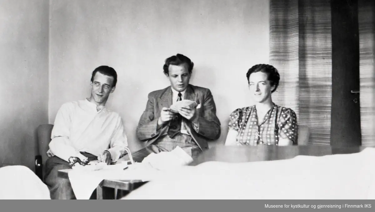 Kamøyvær. Søskene Åsmund og Bergljot Kristiansen. I midten Fritjof Søderholm med spillekort i hånden. 1940-årene.
