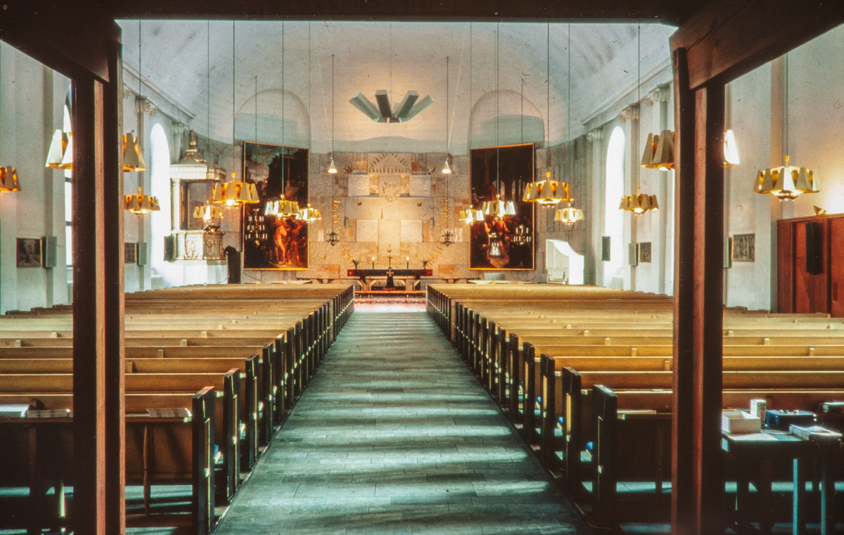 S:t Lars kyrka ligger mitt i Linköping, i korsningen mellan Storgatan och S:t Larsgatan.

S:t Lars kyrka är en till utseendet klassisk 1800-talskyrka, med ett tämligen karaktäristiskt torn. I tornet finns ett fint klockspel som spelar för stadens invånare fem gånger per dag. Inne i kyrkan märks först avsaknaden av en traditionell altartavla. Istället finns en "korvägg" i marmor som omsluter nästan hela koret. De tidigare altartavlorna, målade av Pehr Hörberg sitter numera (år 2024) placerade på var sin sida om stora orgeln.

Bilder från staden Linköping digitaliserade från diapositiv. Bilderna är från 1970-1990-talet.