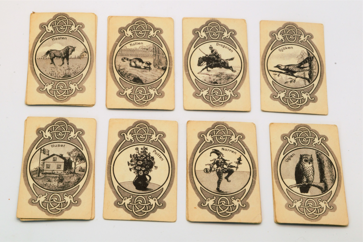 Noen av kortene er nummerert med tall fra 0-12, og noen har motiv med ulike dyr, en narr, blomstervase og et hus. Totalt 41 kort.