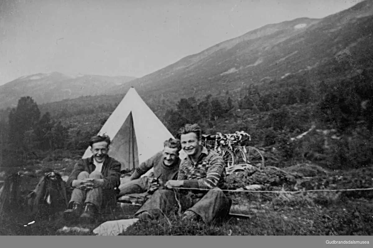På telttur til Dyringsbrua.  
F.v.: Per Vottanes (f. 1912), Hans Brenna (f. 1908), Magnus Brenna (f. 1917)