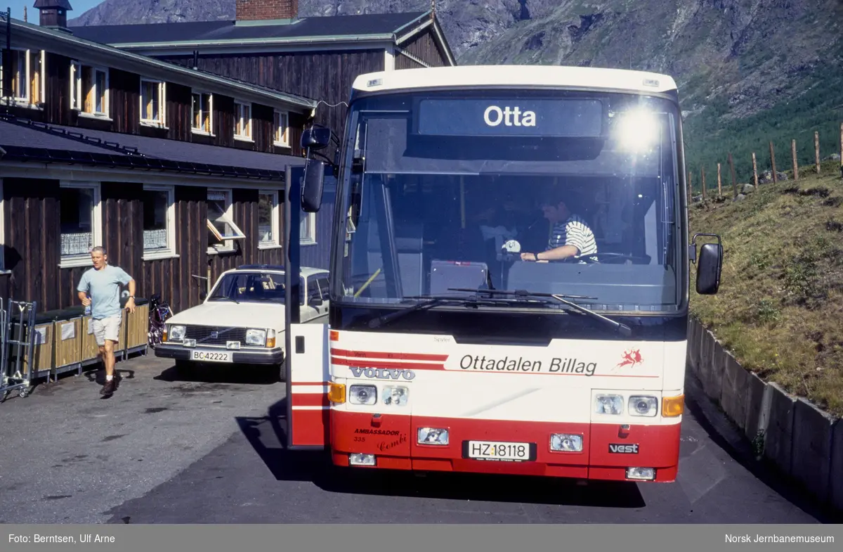 Volvo rutebil med kjennemerke HZ 18118 tilhørende Ottadalen Billag