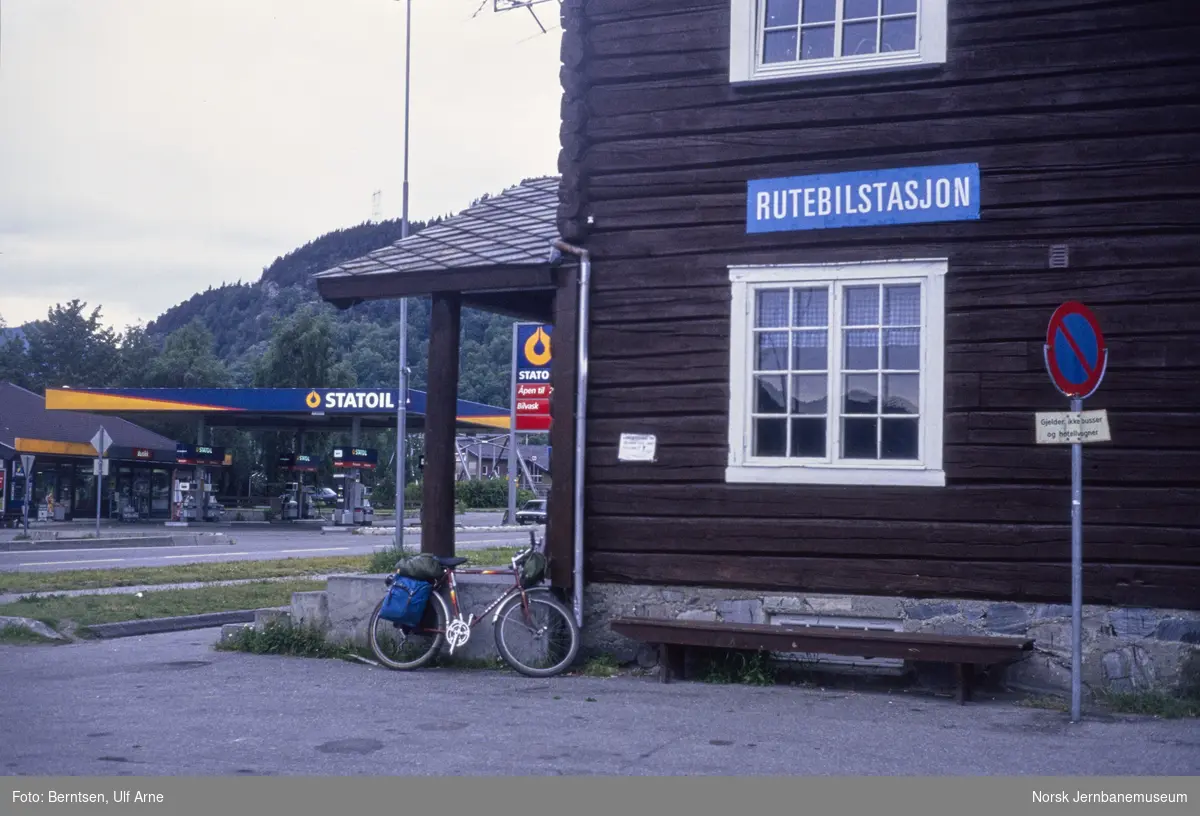 På sykkel ved Vågåmo rutebilstasjon i Vågå kommune