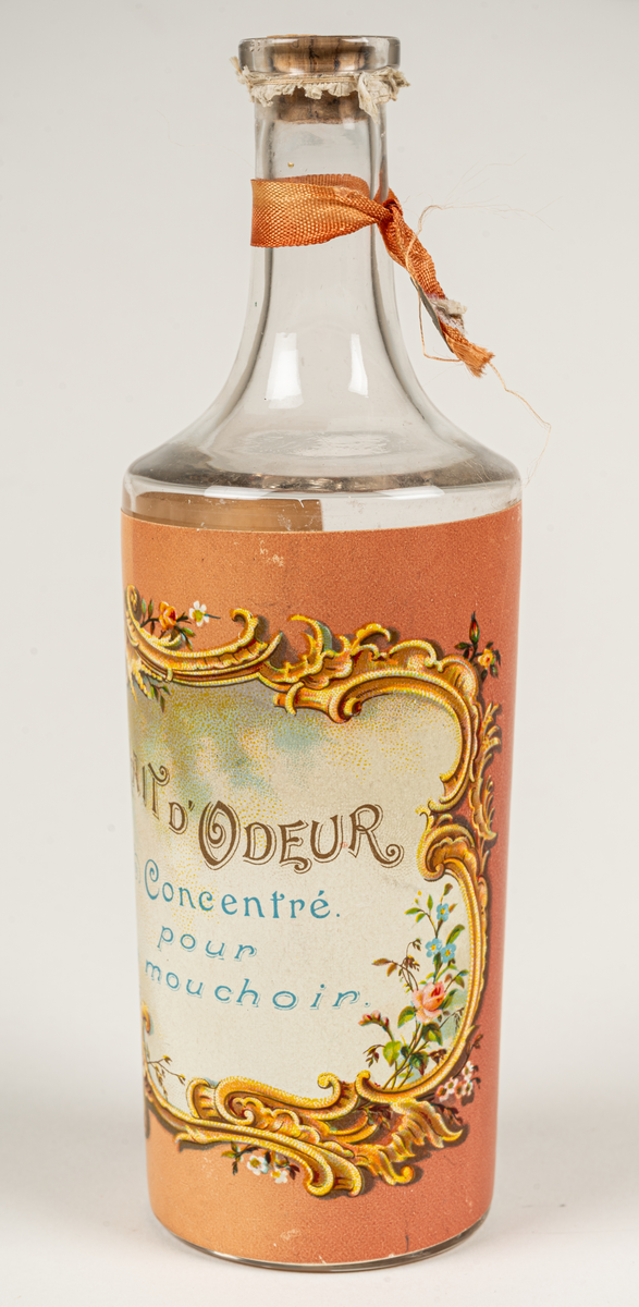 Parfymflaska i glas. etikett på flaskan; "Extrait o'deur" Concentr'e pour le mouchoir".
Parfymkoncentrat för näsduken.