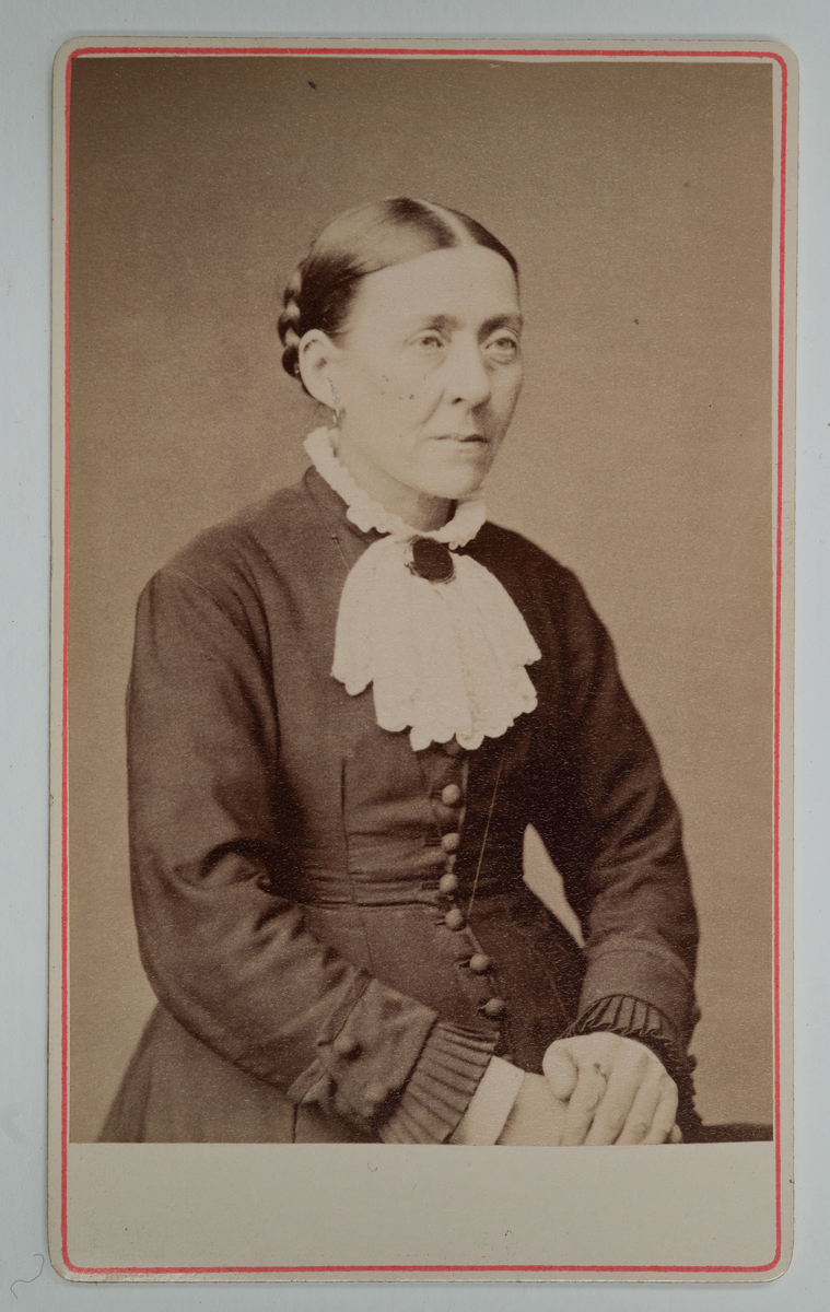 Visitkortsporträtt av okänd kvinna. Fotografiet sitter i fotoalbum som tillhört Gertrud Zachau.