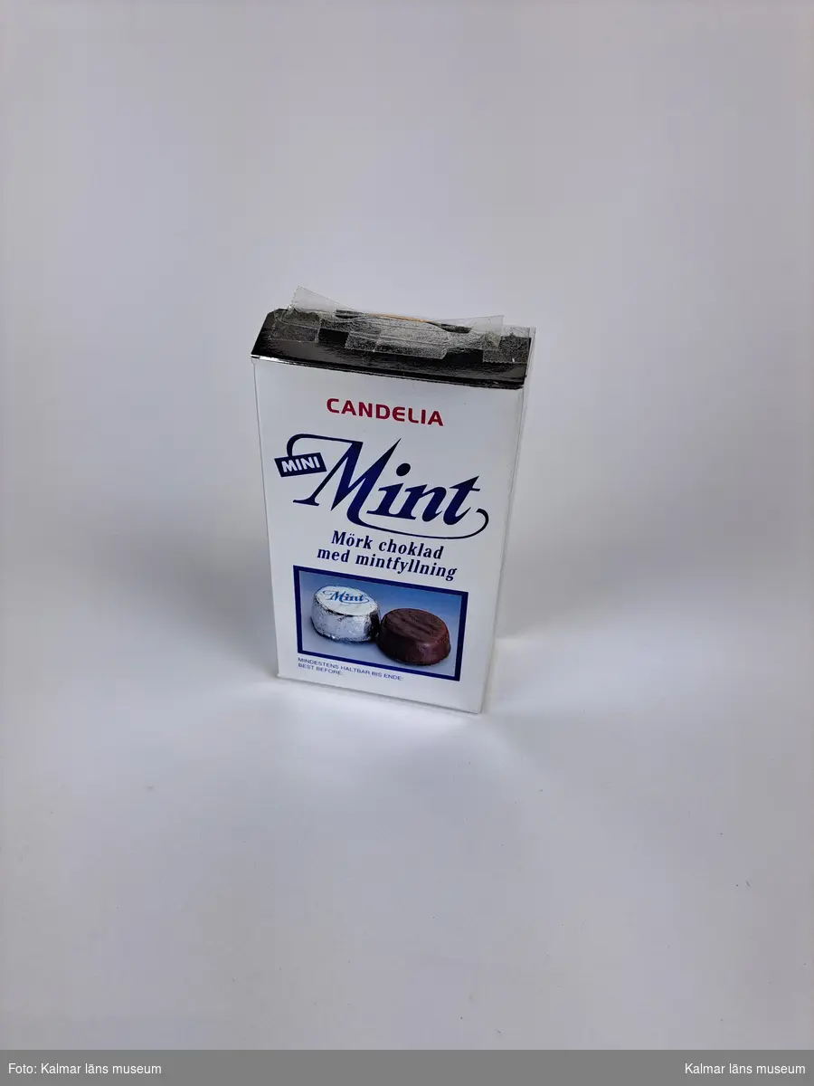 KLM 39470:60. Ask. Pappersask, silver med blå text och pralinbild. "Mini Mint. Mörk choklad med mintfyllning". Candelia.