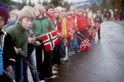 Ungar med flagg under kong Olavs vitjing i Skjåk da han opna