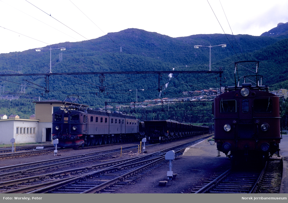 Svensk elektrisk lokomotiv Dm 1210 + Dm3 + Dm1209 med malmtog på Narvik stasjon.