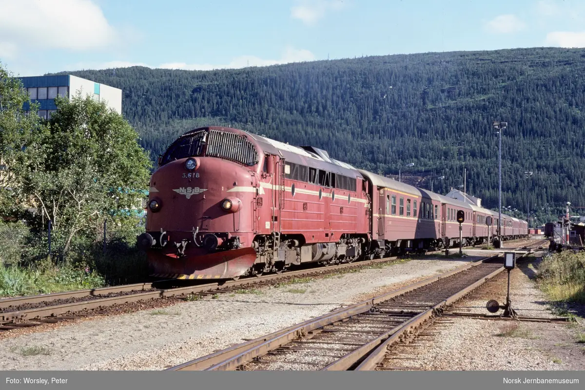 Diesellokomotiv Di 3 618 med dagtoget fra Trondheim til Bodø, tog 451, kjører ut fra Mo i Rana stasjon