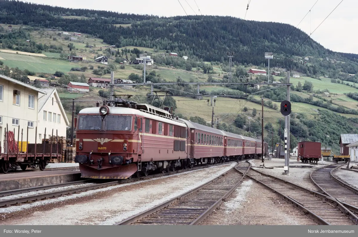 Elektrisk lokomotiv El 14 2173 med hurtigtog fra Oslo til Trondheim, tog 1201, på Ringebu stasjon