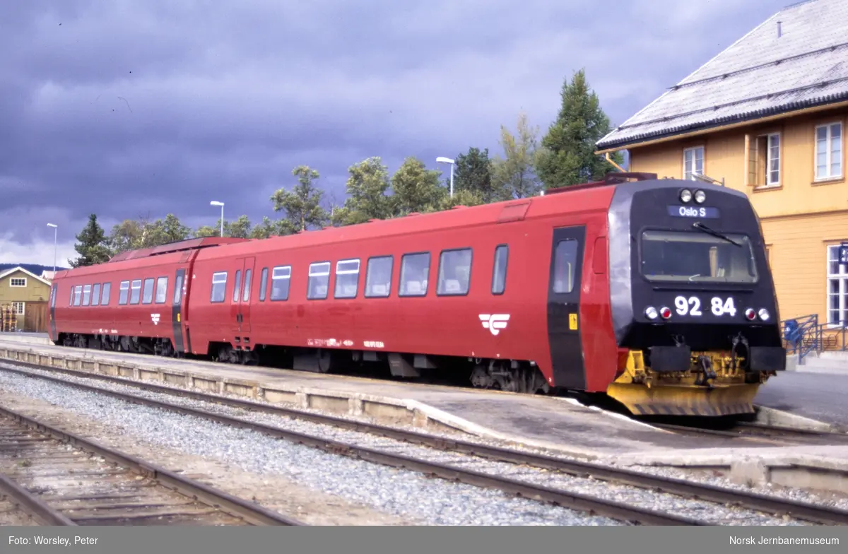 Dieselmotorvognsett type 92 med styrevogn BS 92 84 nærmest med tog til Oslo S på Røros stasjon