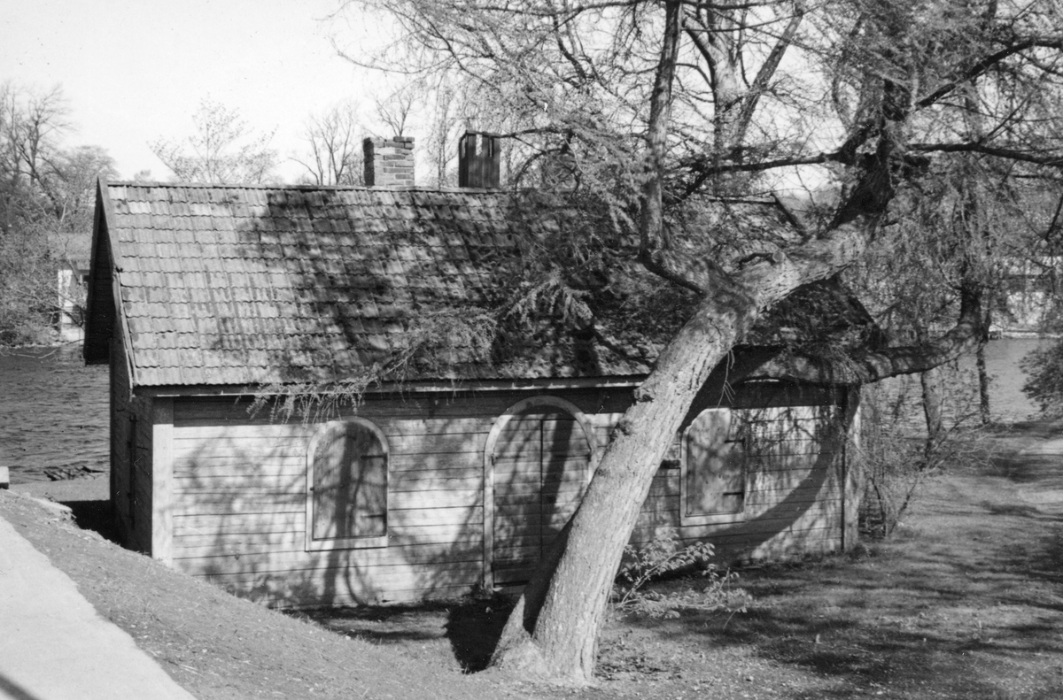 Den enda byggnad som i skrivande stund återstår på det forna så livliga Gästisområdet i Motala är denna lilla bykstuga. Här dokumenterad 1964.