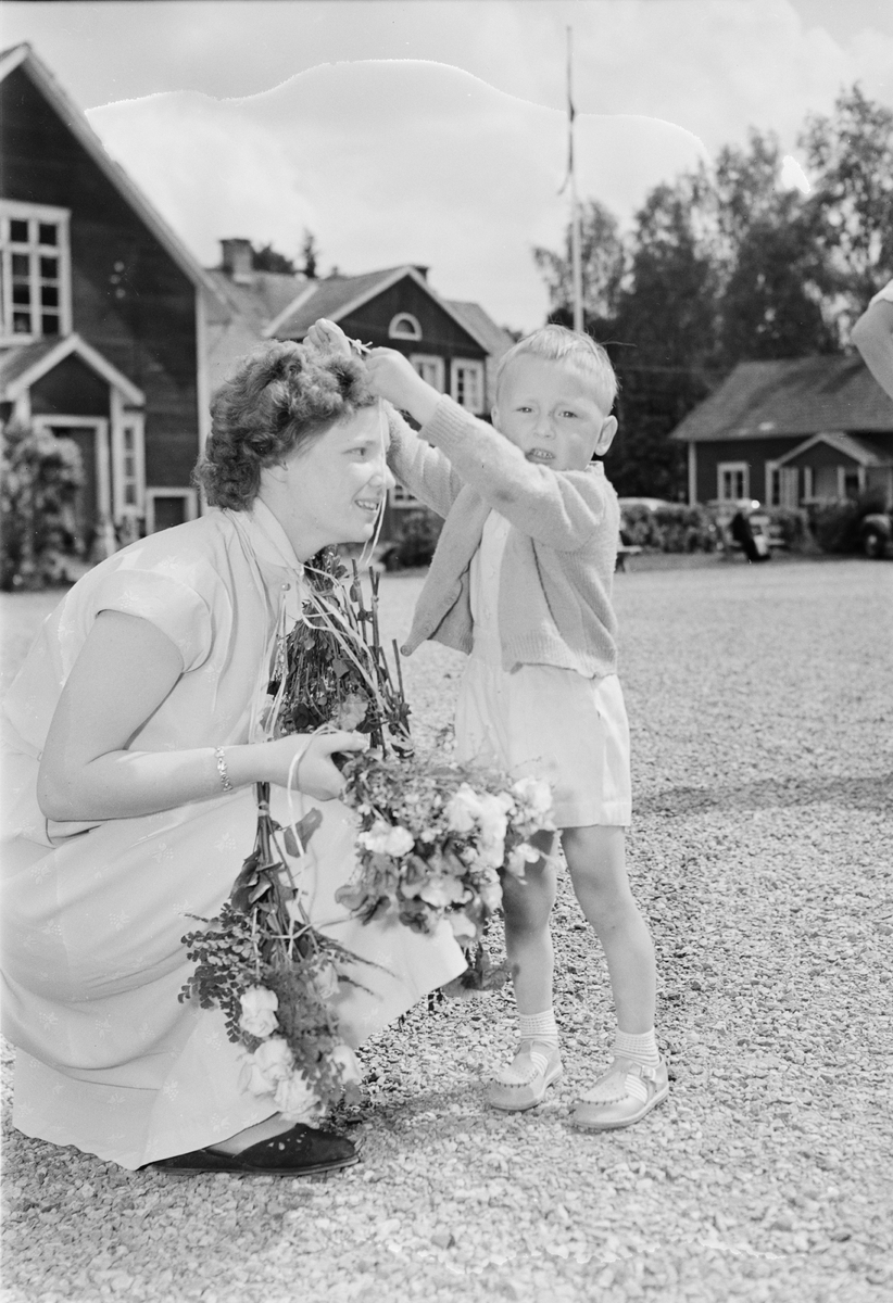 Rigmor Eriksson får blommor av Jörgen Forslund.
