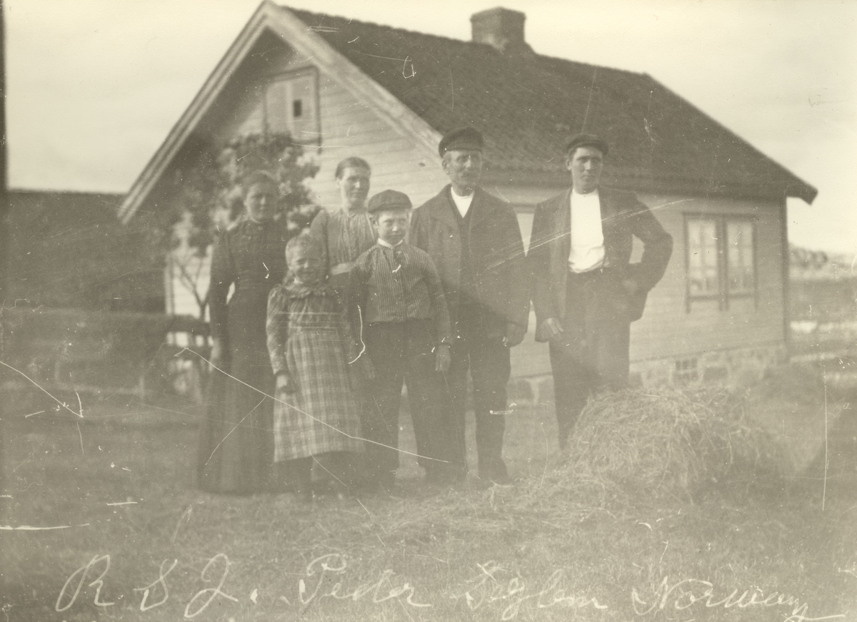 Peder Seglem med familie samlet foran bolighuset på gården på Seglem