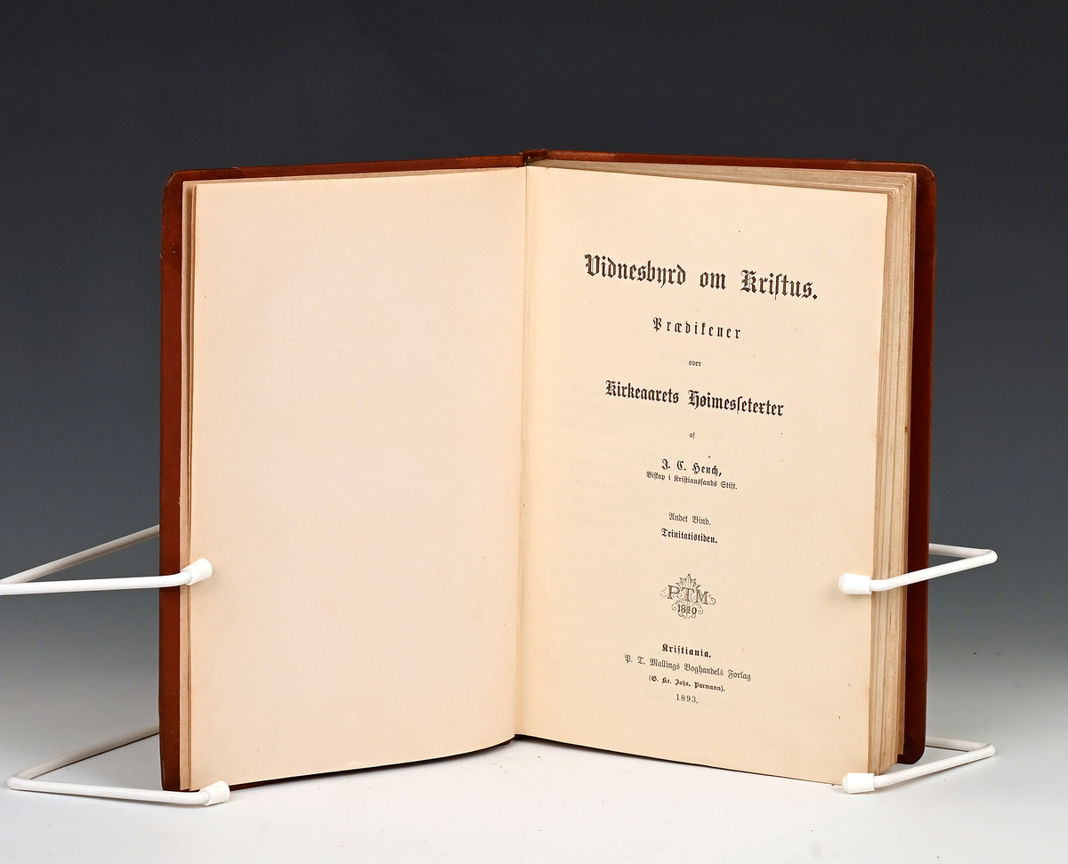 Prot: J. C. Høch Vidnesbyrd om Kristus, Prædikner. Kr.a 1893. 2 bl. + 353 s. 8 F. Innb. med skinnrygg.