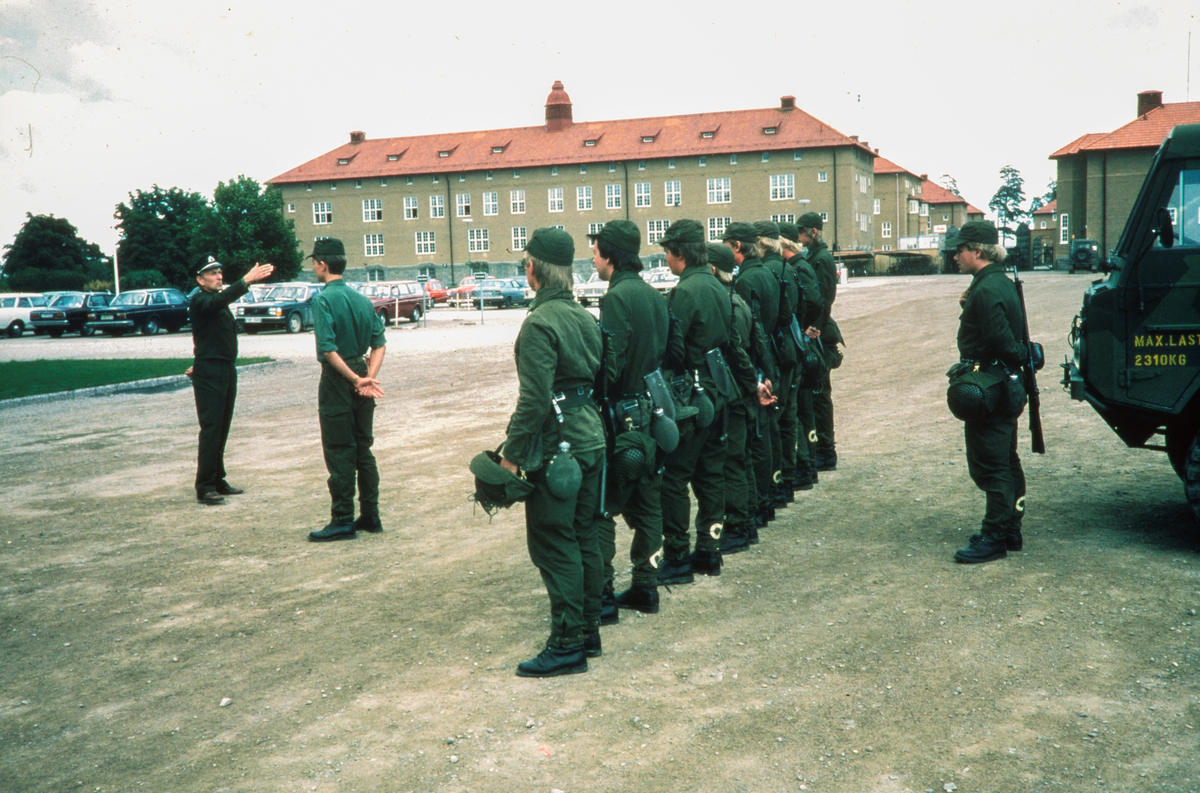 Militärövning på I 4 i Linköping 
Militärövning på I 4 i Linköping. Livgrenadjärregementet (I 4/Fo 41) var ett infanteriförband inom svenska armén som verkade i olika former åren 1928–1997. Förbandsledningen var förlagd i Linköpings garnison i Linköping. Försvarsområdesstaben vid Livgrenadjärregementet avvecklades den 31 december 1997 vilket i praktiken innebar att även regementet avvecklades. Bilder från staden Linköping digitaliserade från diapositiv. Bilderna är från 1970-1990-talet.