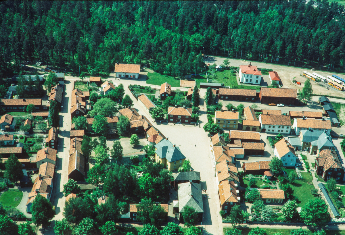 Flygbild över Gamla Linköping.
Friluftsmuseet från ovan.

Bilder från staden Linköping digitaliserade från diapositiv. Bilderna är från 1970-1990-talet.