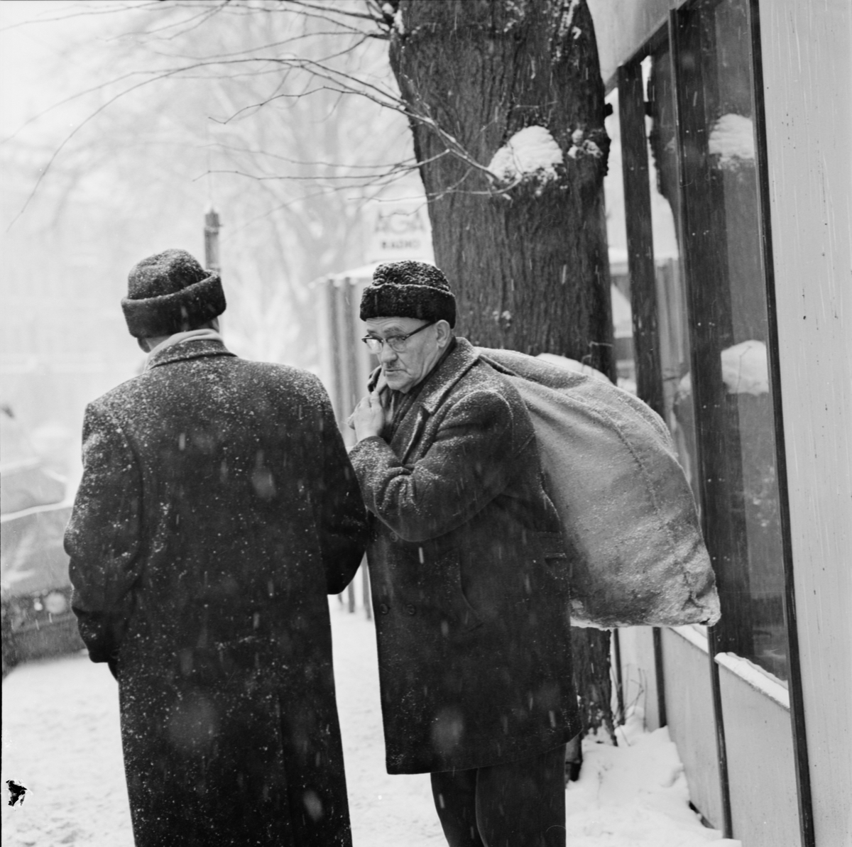 Distingsmarknad - "Dålig köplust i snöblåsten", Östra Ågatan, Uppsala februari 1963