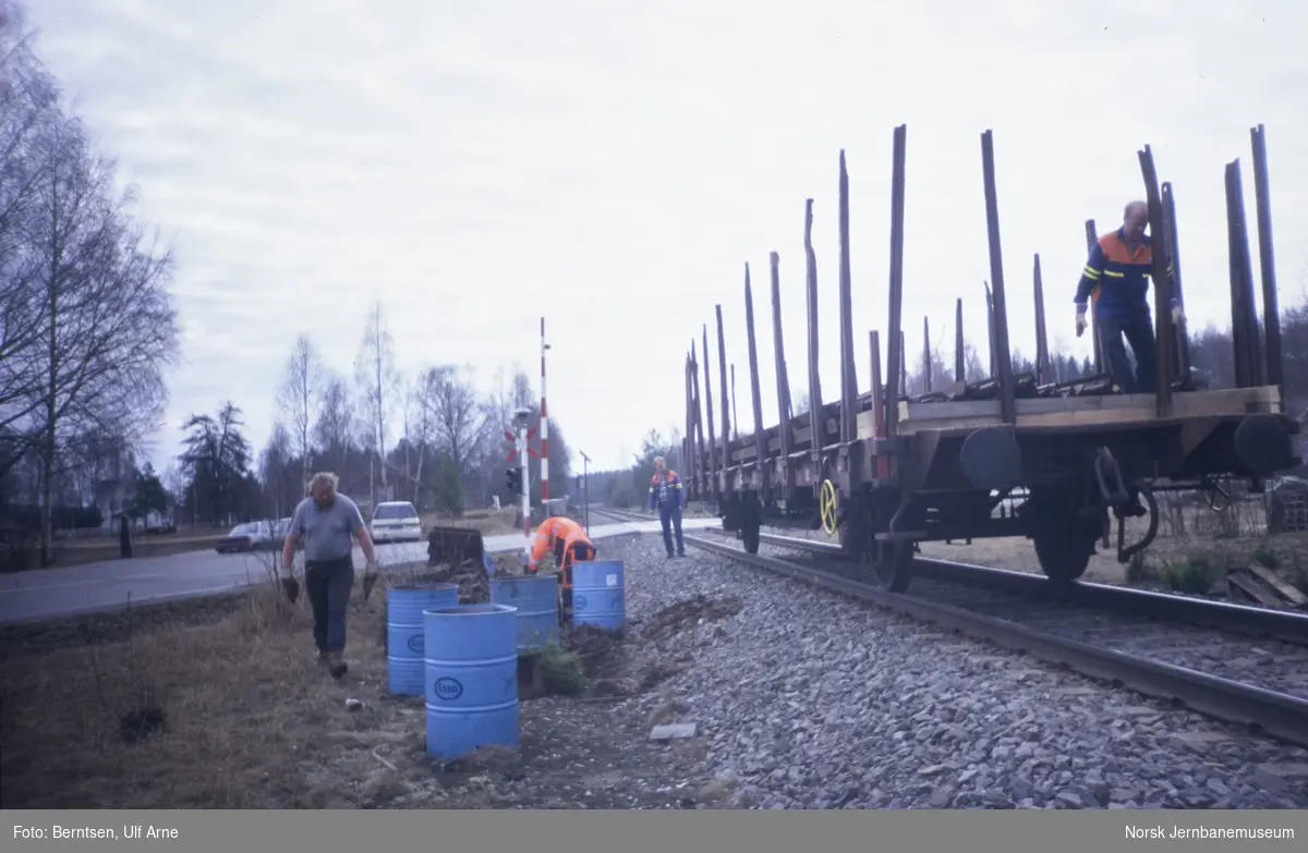 Opplasting av skinnemateriell på godsvogn ved Vesterhaug holdeplass på Solørbanen