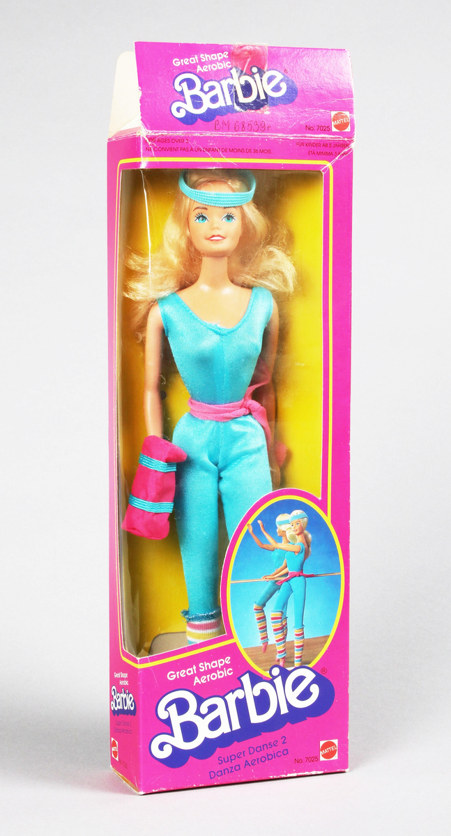 Barbiedocka med blont långt hår. Klädd i blå gymnastikdräkt med randiga benvärmare i polykroma färger. Rosa band runt midja och på huvudet blått pannband.

Tillbehör: väska, skor, skrift med gymnastikrörelser. I rosa originalkartong märkt: "Barbie"

Funktion: Leksak