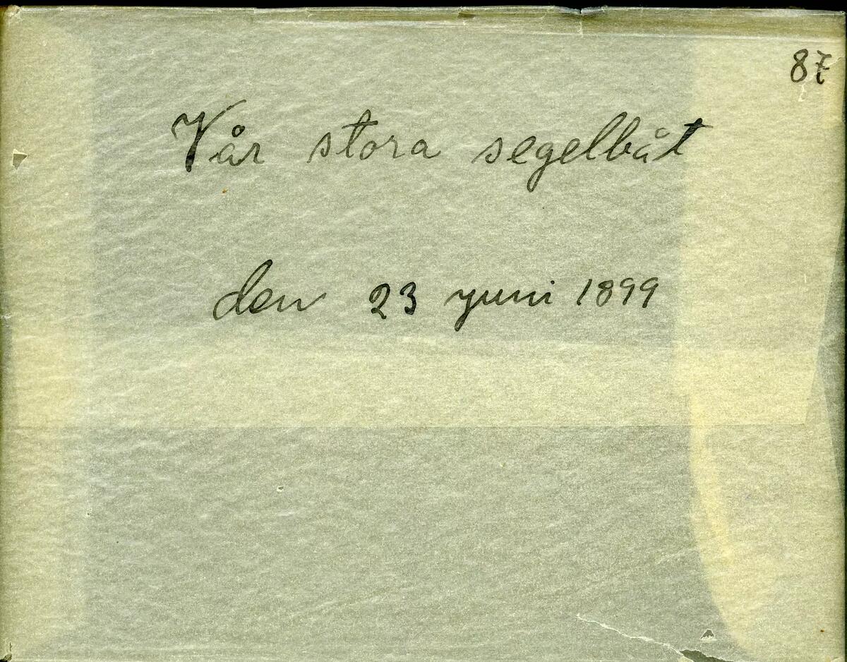 "Vår stora segelbåt. Den 23 juni 1899." Foto troligen taget i Edsviken av Axel Pehrson som var sommargäst i "Sjöstugan", Sätra äng i Danderyd.