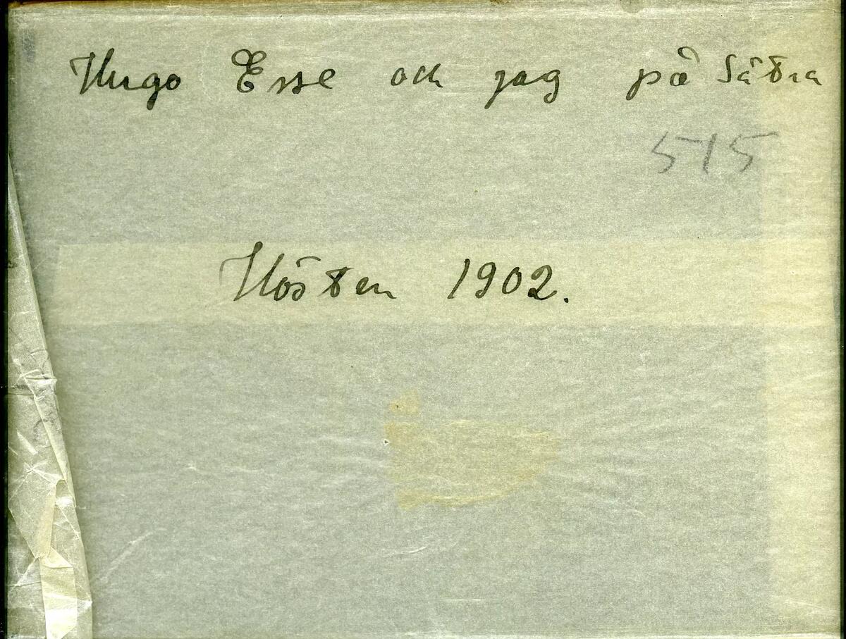 "Hugo Esse och jag på Sätra. Hösten 1902."
Fotografiet troligen taget av Axel Pehrson som var sommargäst i Sjöstugan, Sätra äng.