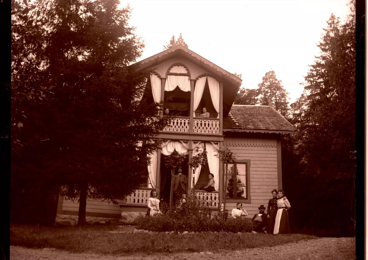 "Disponenten Karlsson vid en sommarvilla på Vikdalen den 24 augusti 1899."
Fotografi troligen taget av Axel Pehrson som var sommargärst i Sjöstugan, Sätra äng Danderyd.