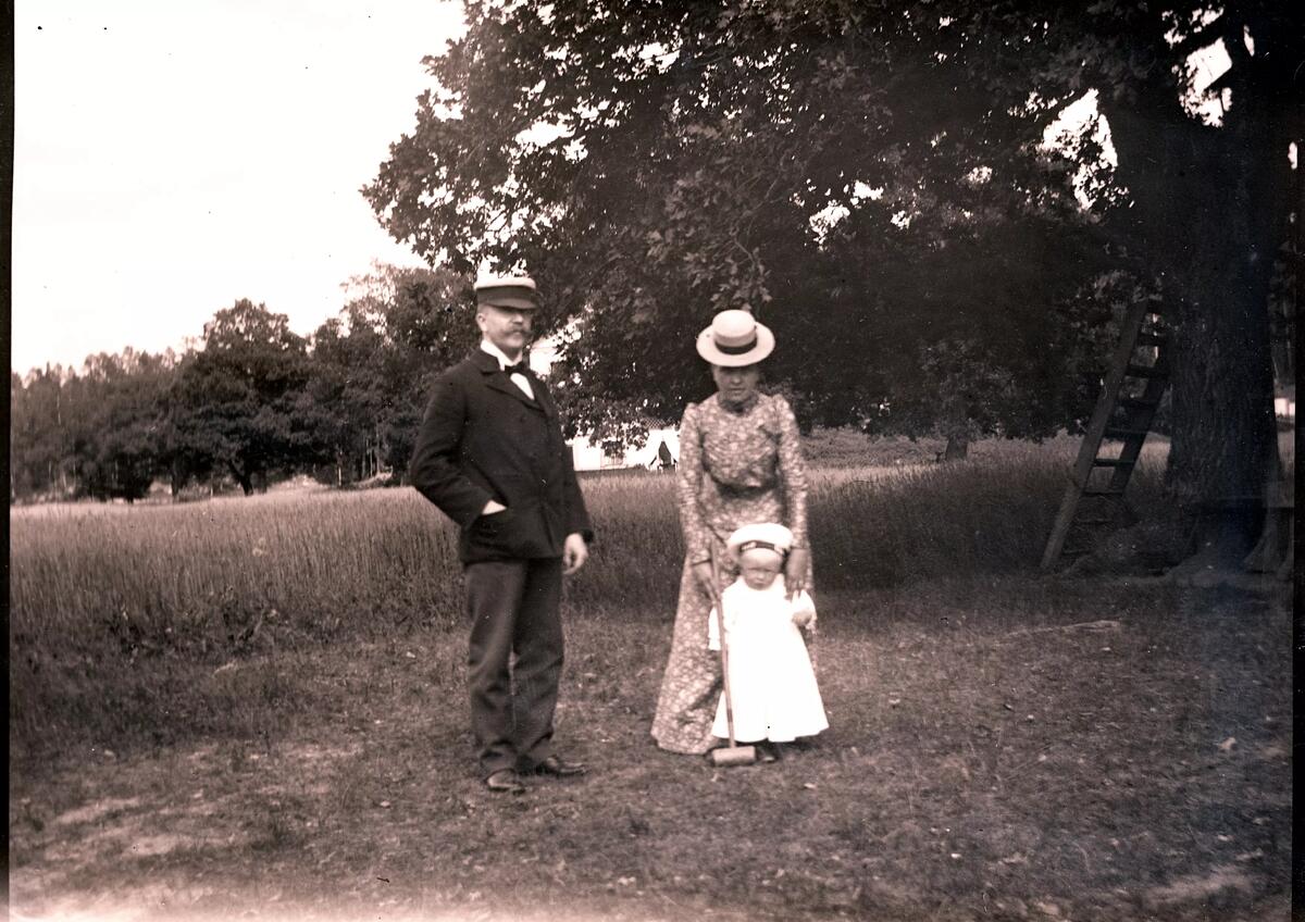 "Herr och fru Lindström på Sätra. Sommaren 1901."
Fotot är troligen taget av Axel Pehrson som var sommargäst på Sjöstugan, Sätra äng, Danderyd.