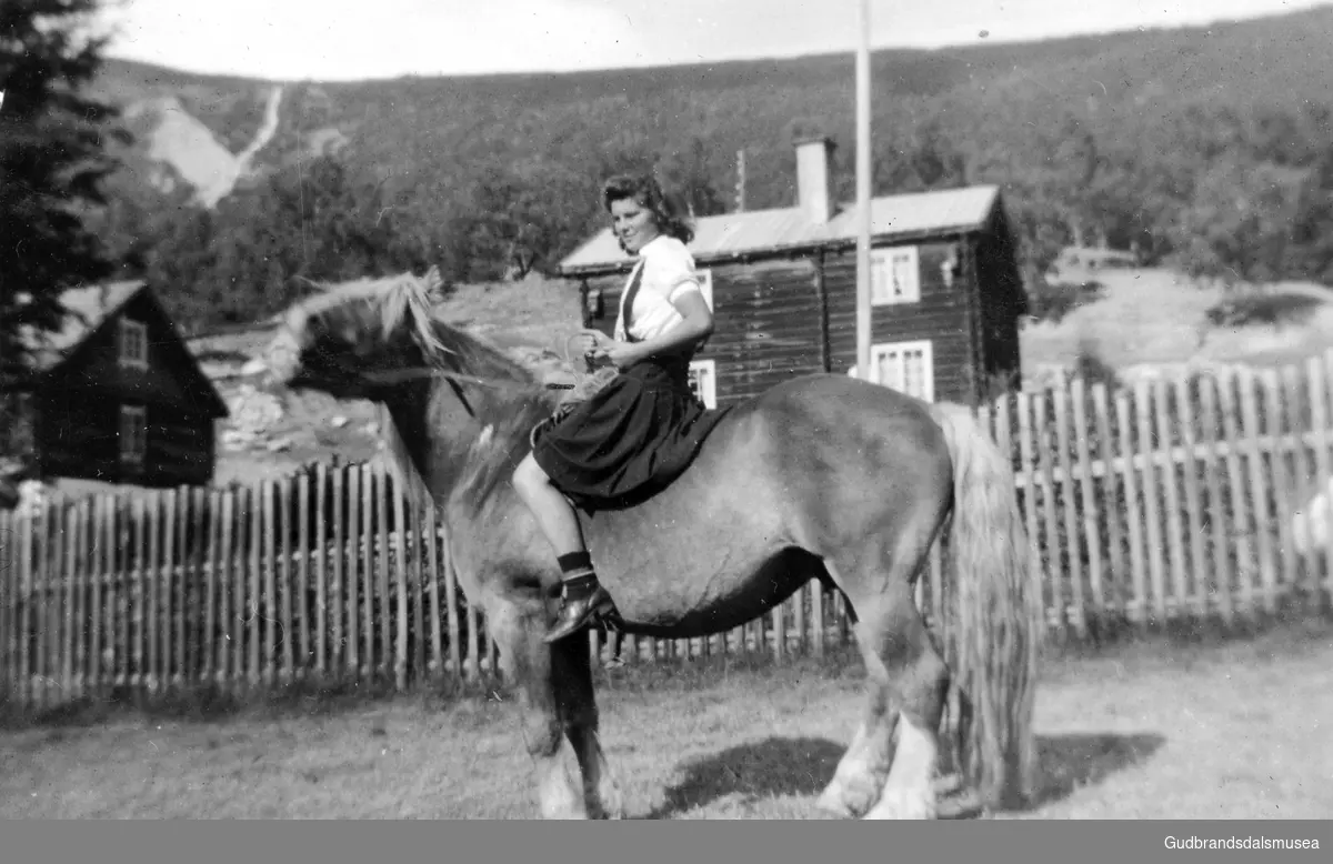 Borghild Øygard (f. 1918) til hest på Øygarden