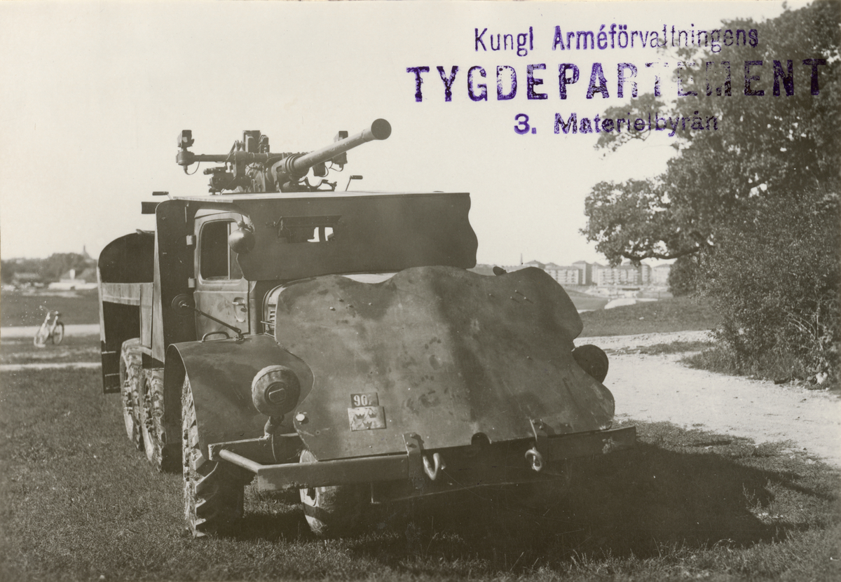 Text i fotoalbum: "Tgdbil m/42, pansrad för lv-pv, försöksbil". 
Terrängdragbil m/42, pansrad för luftvärn-pansarvärn.