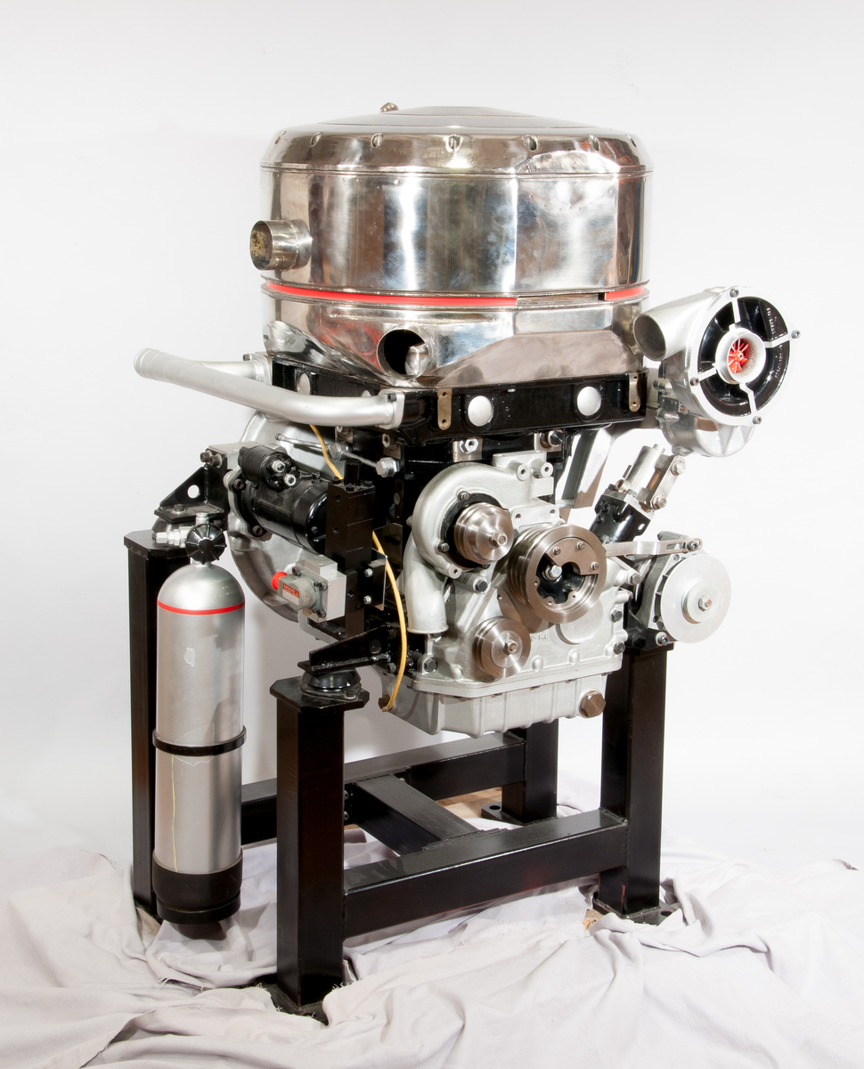 Stirlingmotor som inte använder luft som arbetsmedium utan komprimerad heliumgas, effekten är 100hk (75kW) med en verkningsgrad på 40%.
Uppskuren för demonstration.