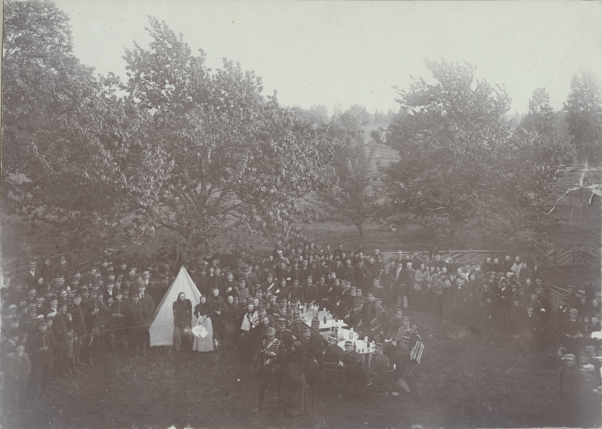 Text i fotoalbum: "Fälttjänstöfvning till Bellö 1896."