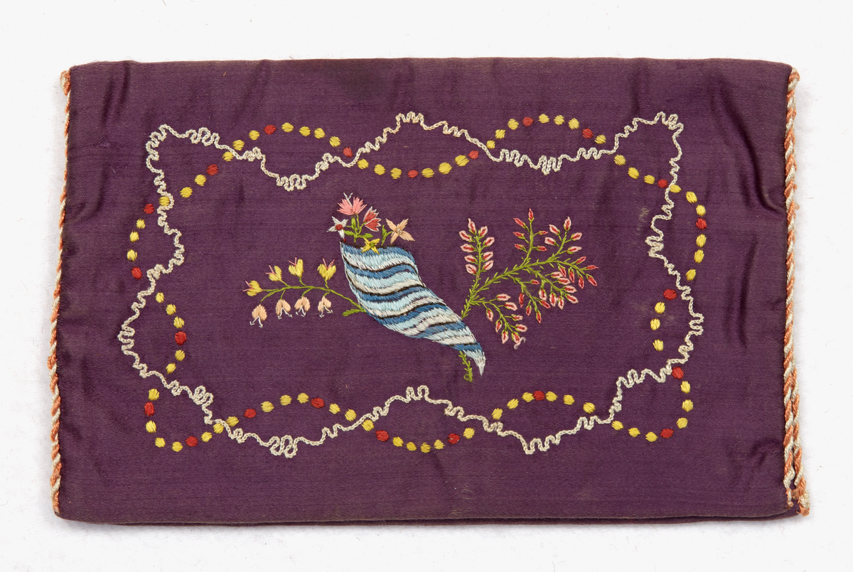 Plånbok av lila siden, rikt silkesbroderad, märkt "A. M. W." (Anna Maria Wennervik)