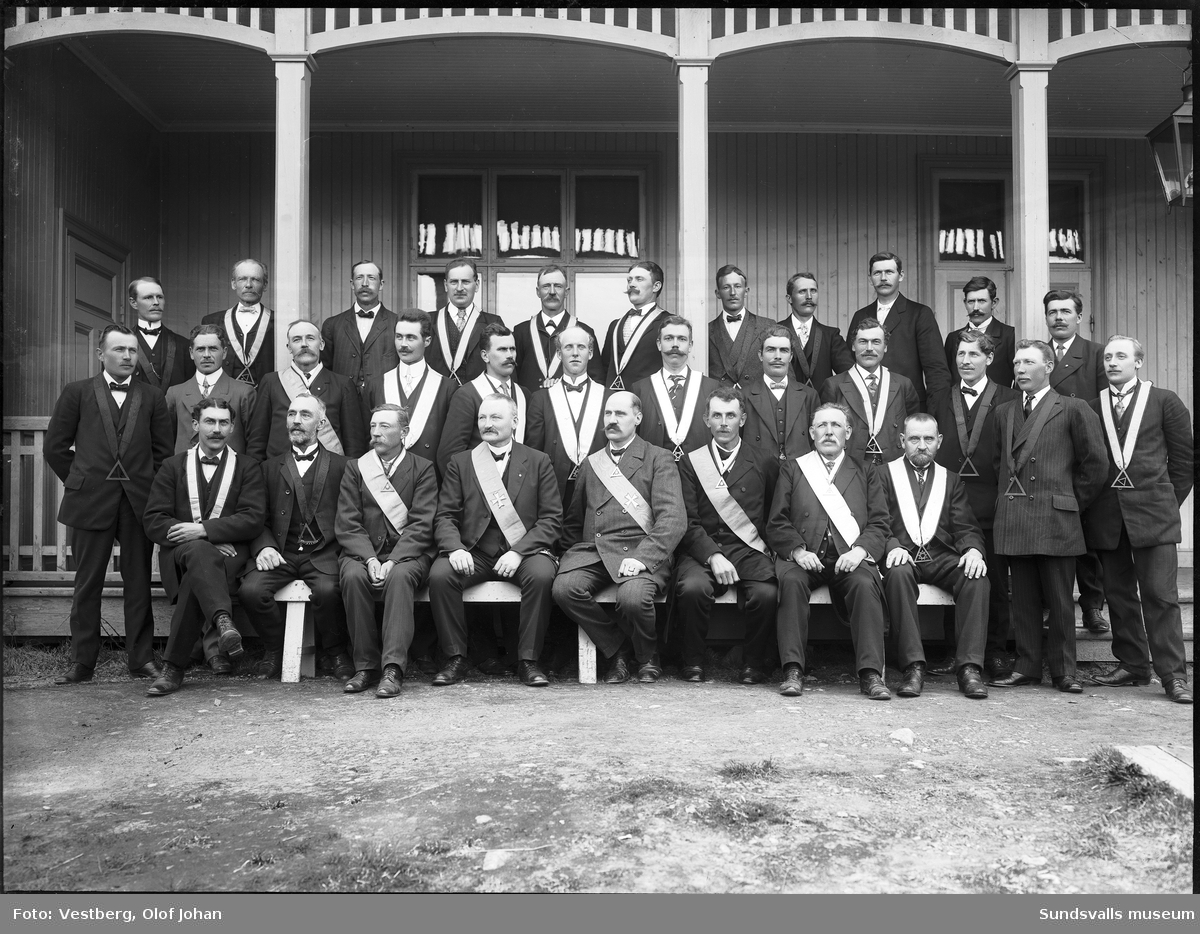 Gruppbild med nykterhetsföreningen Tempelriddarorden vid Värstaborg, Njurunda. Män med gradband och ordenssymboler.