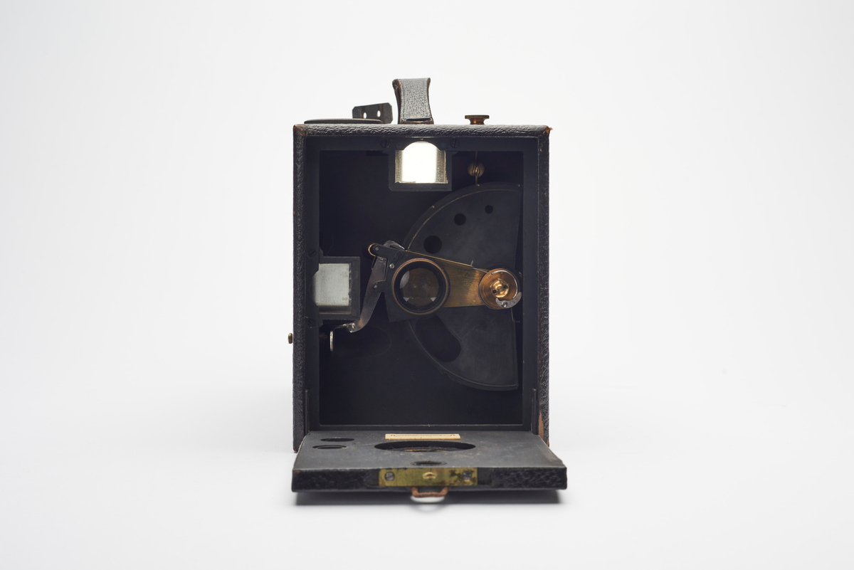 No 4 Kodak bokskamera for fabrikkladet film. 48 eller 100 eksponeringer. Billedstørrelse: 4x5". 4850 eksemplarer produsert fra 1889-1897. Kameraet og kameravesken var eid og anvendt av dronning Maud.
